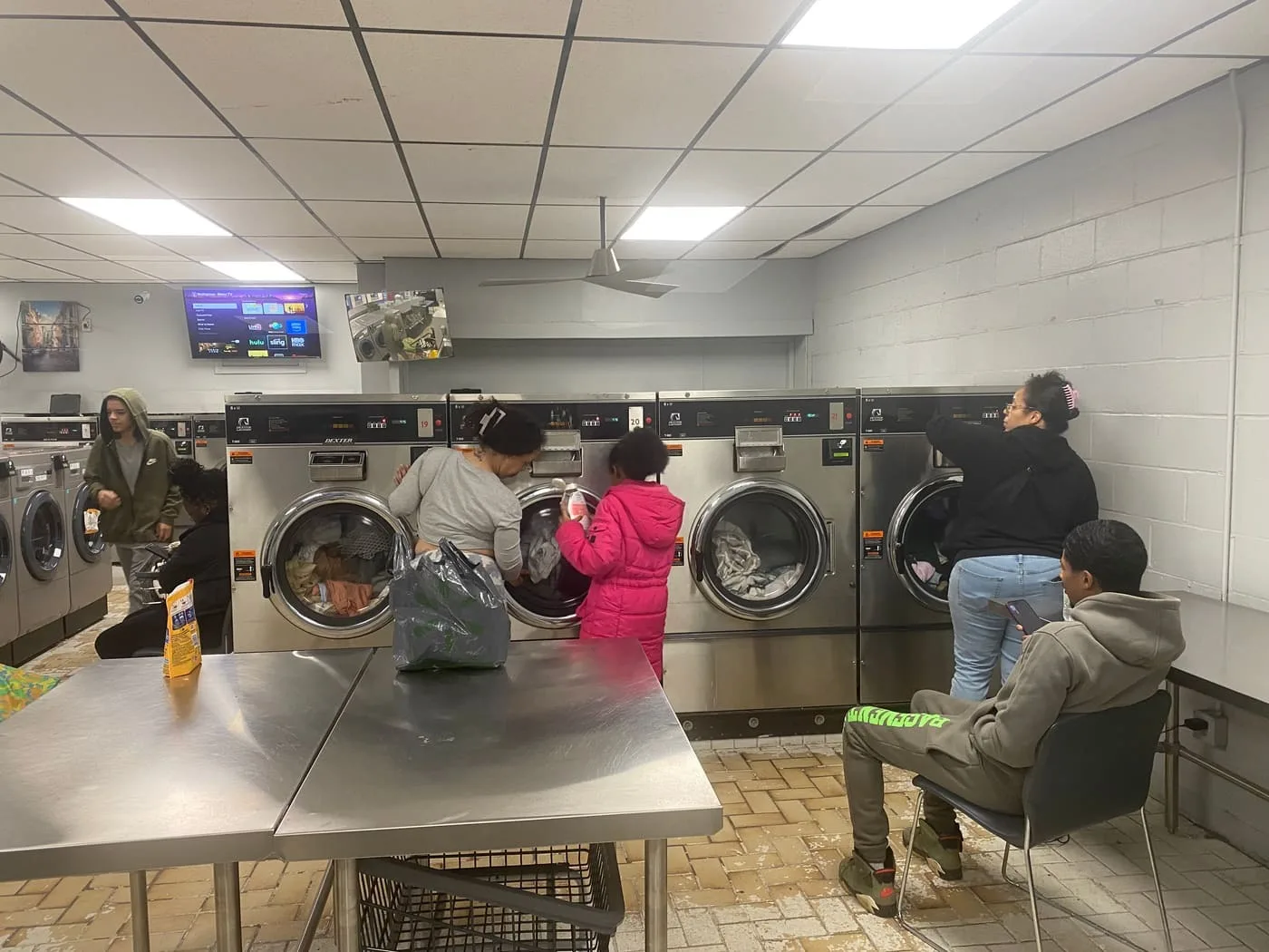 Top Wash Laundromats & Wash and fold photo 2